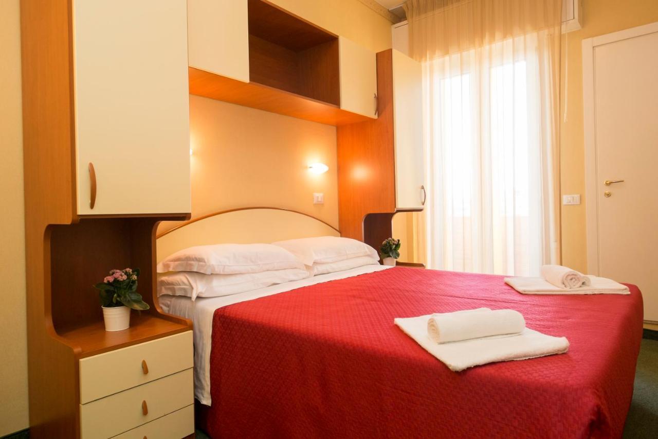 Hotel Crosal Rimini Exteriér fotografie