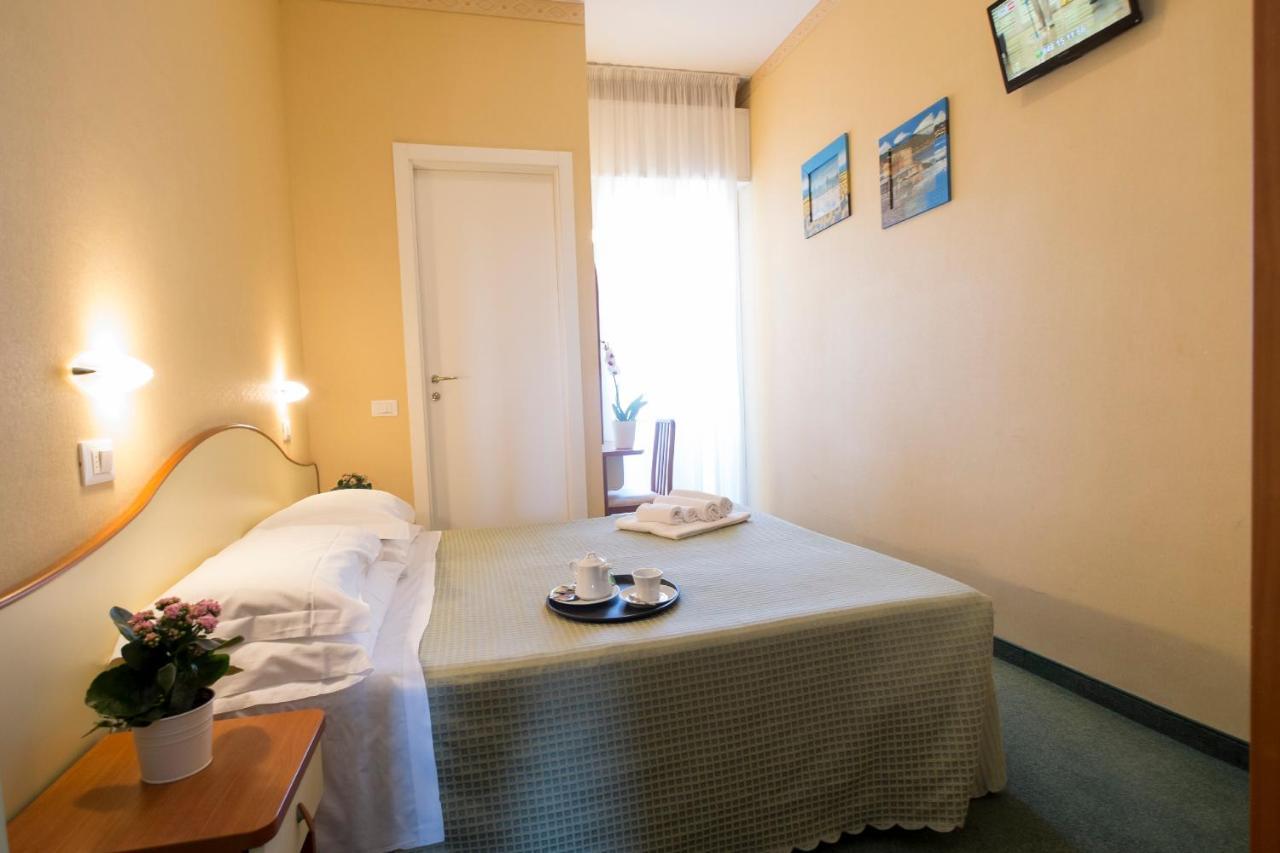 Hotel Crosal Rimini Exteriér fotografie