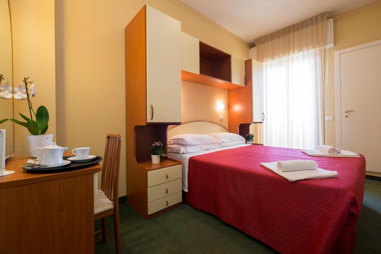 Hotel Crosal Rimini Exteriér fotografie