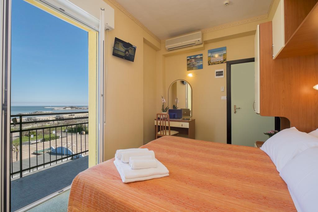 Hotel Crosal Rimini Exteriér fotografie