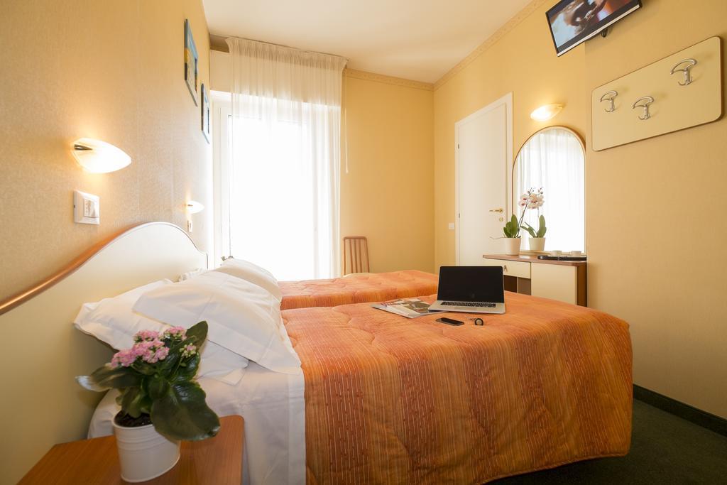 Hotel Crosal Rimini Exteriér fotografie