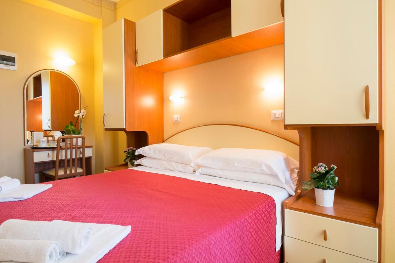 Hotel Crosal Rimini Exteriér fotografie